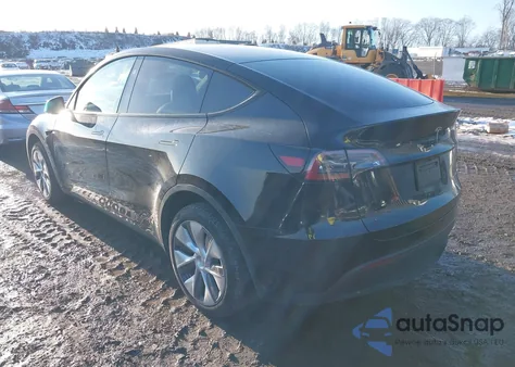 2024 Tesla Model Y Long Range Dual Motor All-Wheel Drive z USA, uszkodzony, nr VIN 7SAYGDEE6RA239156